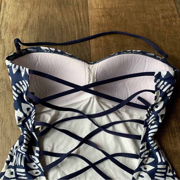 Trina turk criss cross back mandala one piece swimsuit with removable strap - Picture 6 of 9